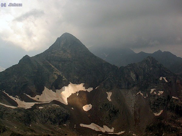El Pico de Arriel. Aparece magn&iacute;fico entre la niebla.