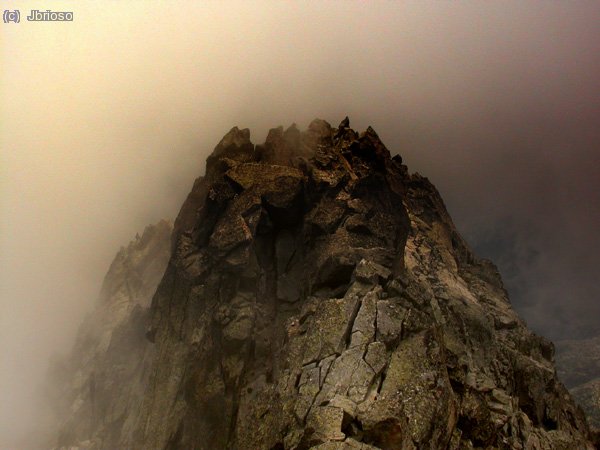 Cresta cimera. Al ganar la cima, aparece la cresta de los Geod&eacute;sicos, otra ruta elegante para ganar el Palas desde la vertiente francesa de Arremoulit. El ambiente es fantasmag&oacute;rico.