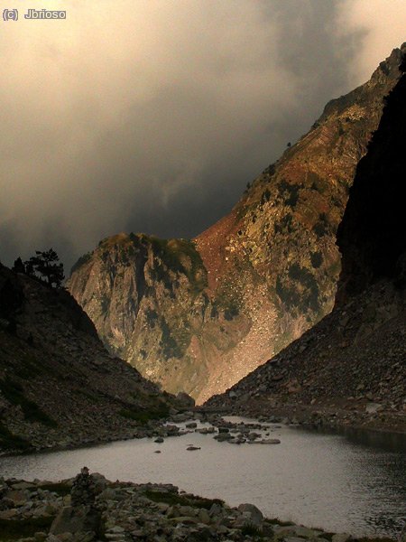 Lagos de Arriel. La ma&ntilde;ana est&aacute; algo cerrada pero entra, de vez en cuando, alg&uacute;n rayo de sol que anima la excursi&oacute;n.