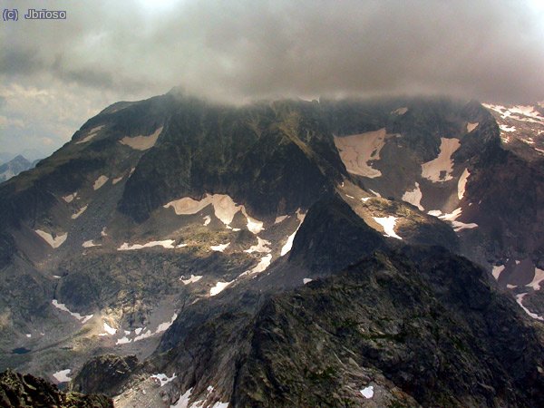 El Balaitus. El gigante vecino sigue cubierto cuando nos aproximamos a nuestra cima.