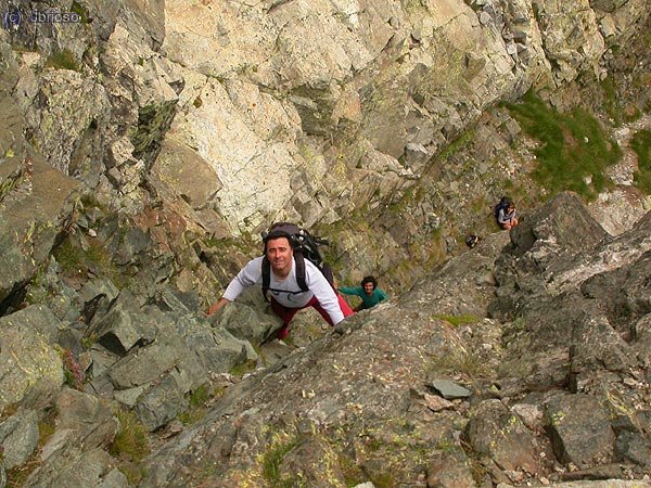 Chimenea Ledormeur. Mis colegas en el paso "clave" de la ruta. Aunque no presenta dificultades objetivas, obliga a apoyar las manos.