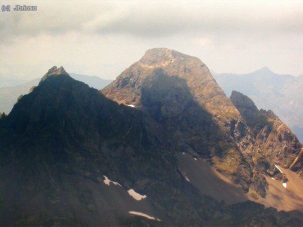 Lurien. Sugestiva mole que domina el valle de Artouste. Ahora que debemos descender el tiempo mejora levemente.