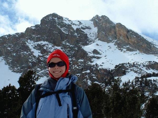 Laura delante del Gra de Fajol, camino al coll de la Marrana
