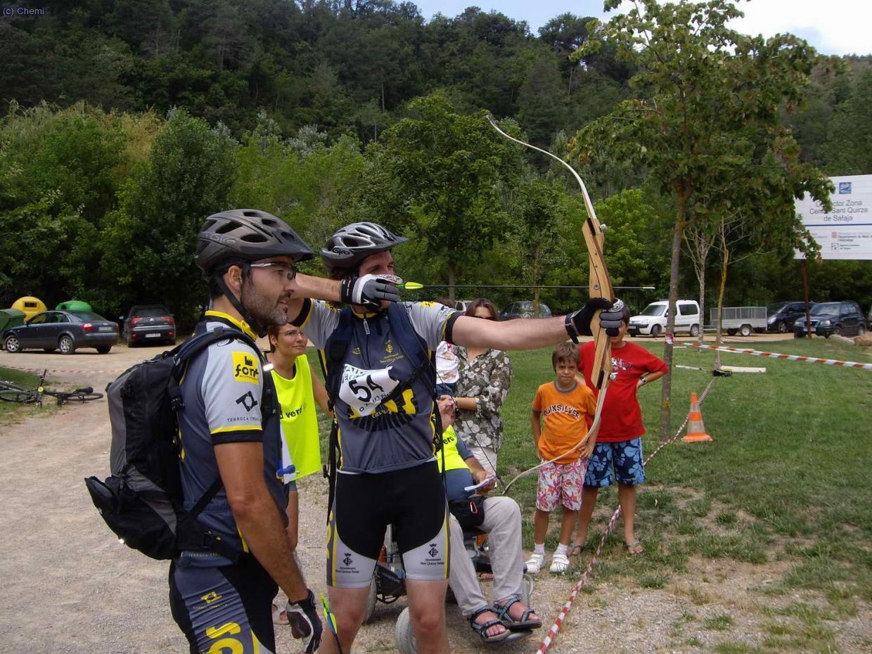 3 flechas cada uno. Los aciertos descuentan tiempo.