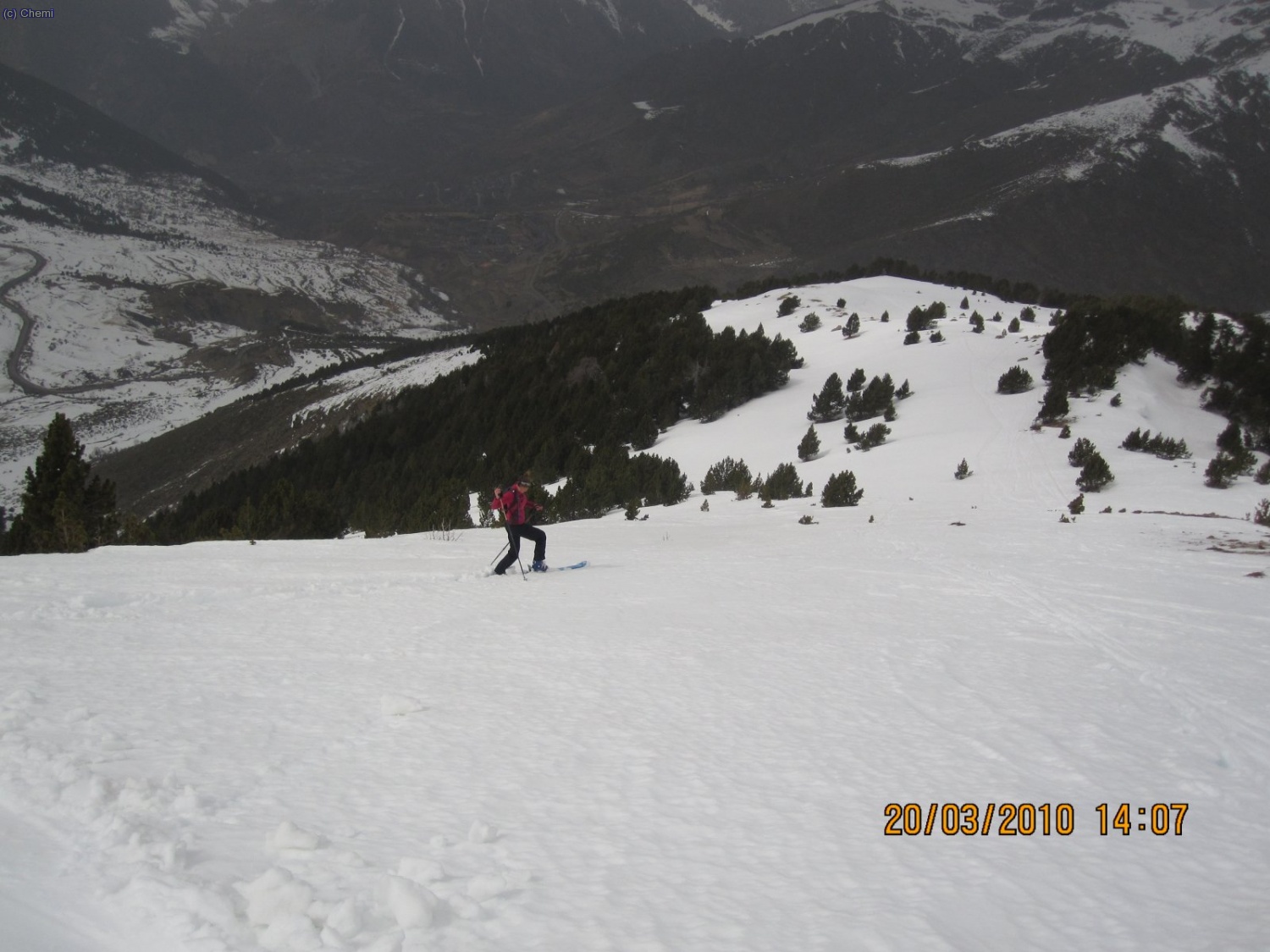 El descenso. Madre m&iacute;a &iquest;esto como se esqu&iacute;a? Te hundes en la nieve y los esqu&iacute;s se enganchan. Si no echas el cuerpo atr&aacute;s las puntas se hunden y te quedas clavado.