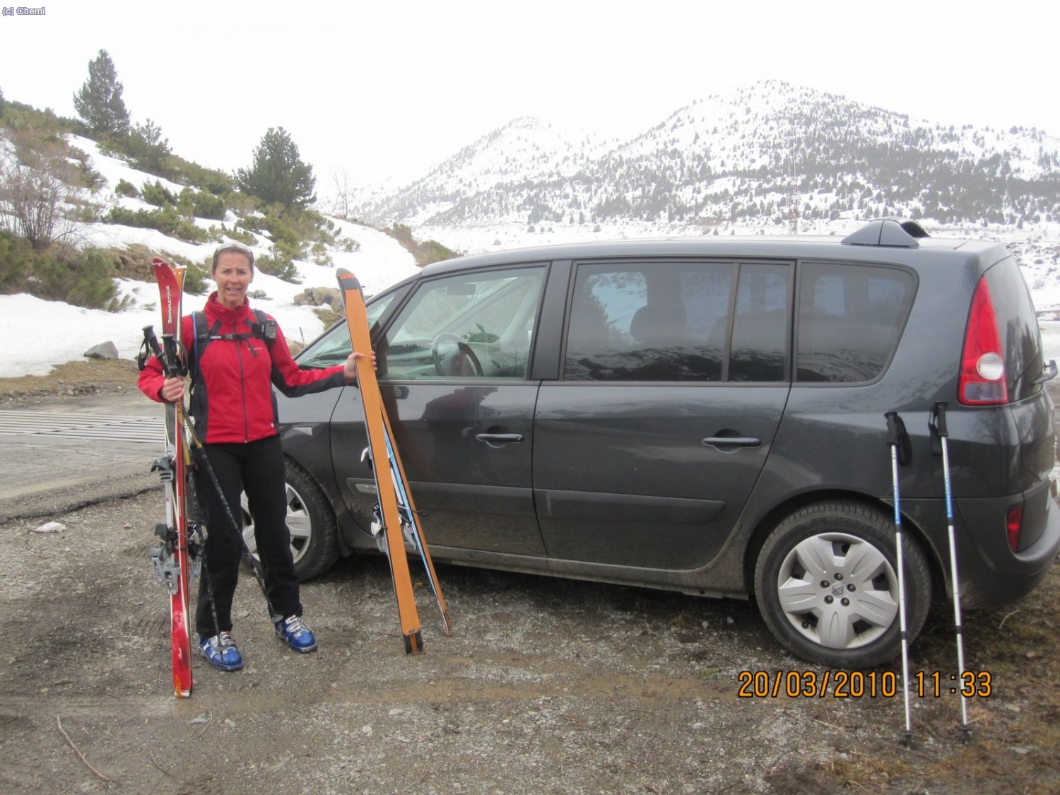 Dejamos el coche a 1.700 m, donde empieza ya la nieve, aunque muy justita.