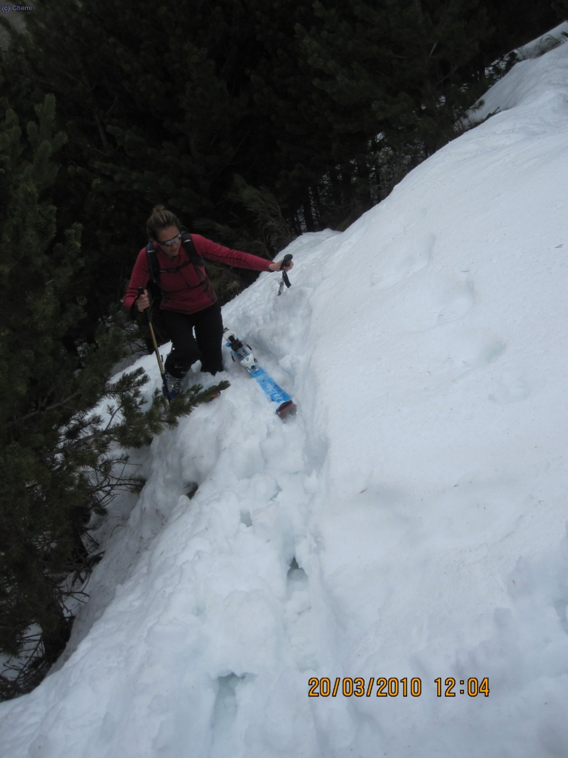 La nieve h&uacute;meda y pesada dificulta la progresi&oacute;n y en alg&uacute;n paso estrecho entre &aacute;rboles tenemos problemillas