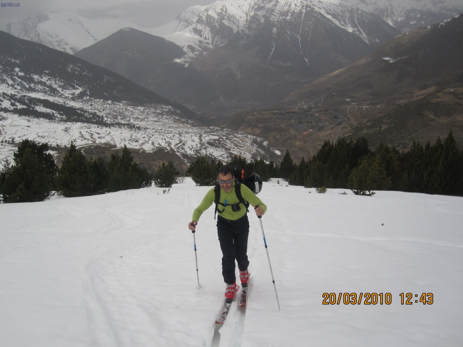 Seguimos ascendiendo por una buena pala, aunque la nieve no mejora