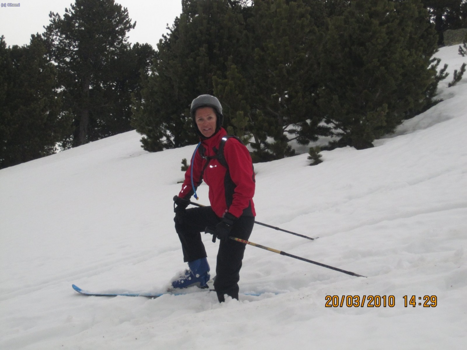 Hasta tres veces un esqu&iacute; se nos queda clavado en la nieve profunda, salta la fijaci&oacute;n y nos vamos al suelo.