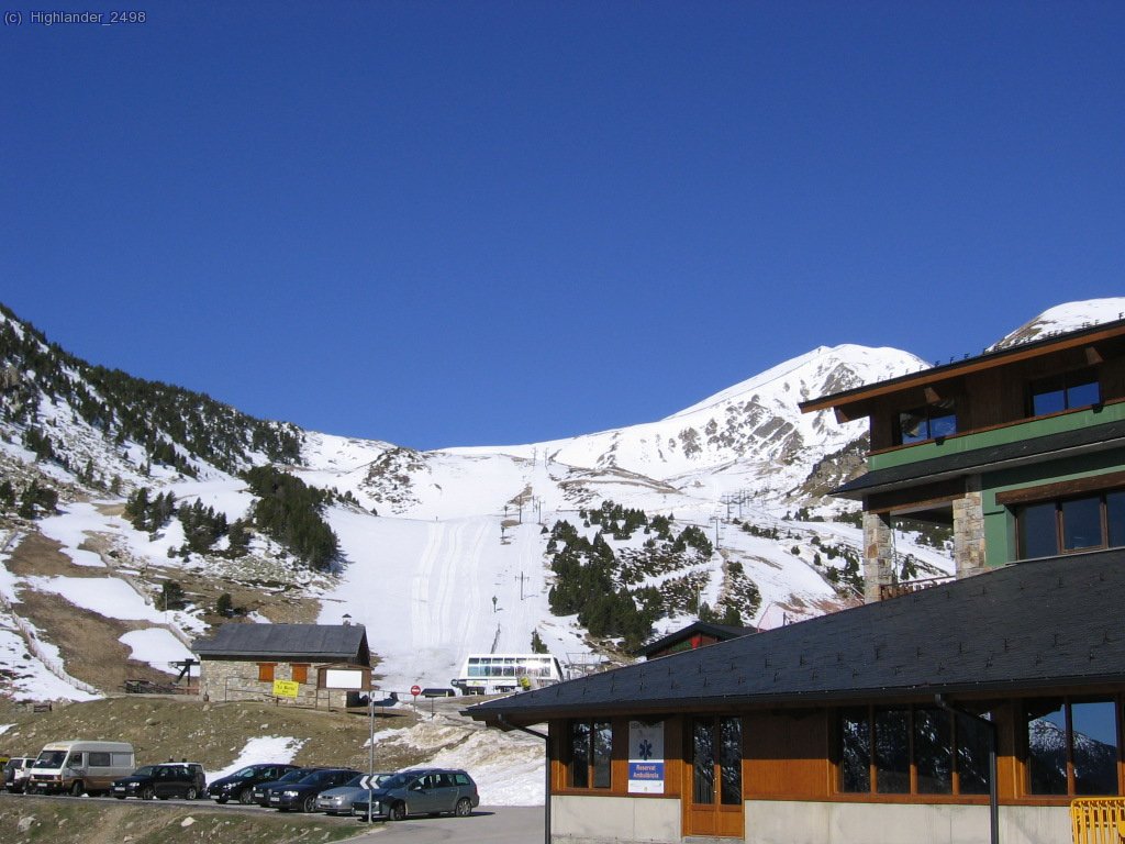 Aspecto del Coll de la Marrana y el Bastiments desde el aparcamiento superior de Vallter2000.