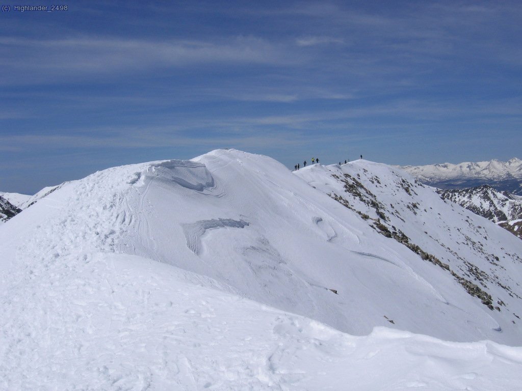 Cresta hacia la segunda cima del Bastiments. Parece m&aacute;s dif&iacute;cil de lo que es.