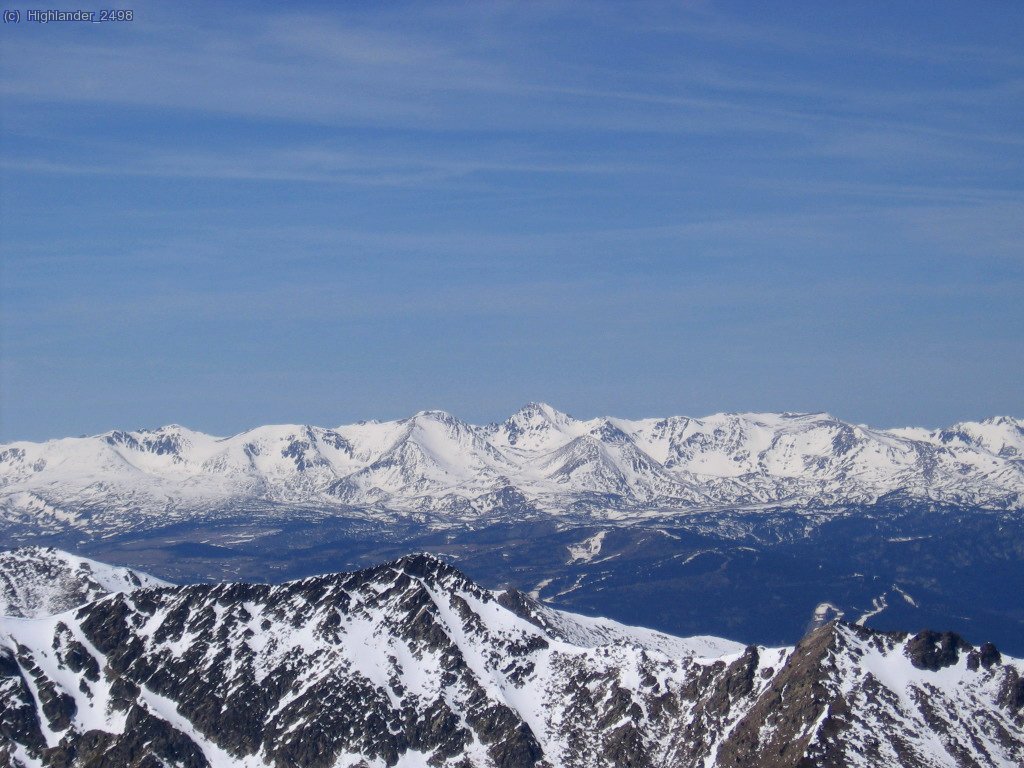 Vista de la Cerdanya. En medio la pir&aacute;mide del Carlit.
