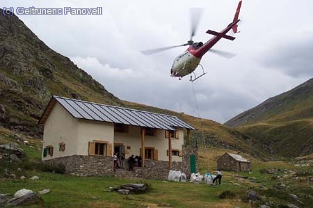 agarraos los pelos, que viene el helicoptero a traer provisiones y bajar la basura, &iexcl;una pasada!