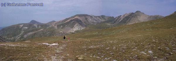 Arriba el coll de la marrana. Al fondo la ruta del GR-11, por el collado de tirapits