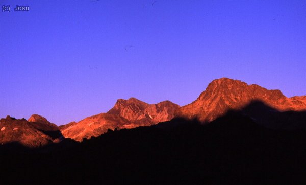 aprovechando el alpenglow desde el ibon de los azules
