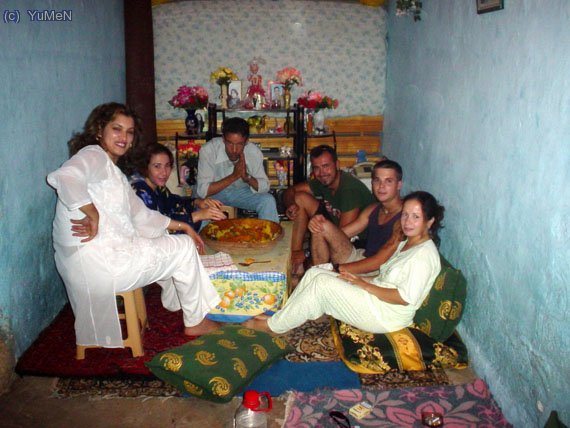 Yumen y Marsi comiendo cus-cus en casa berebere