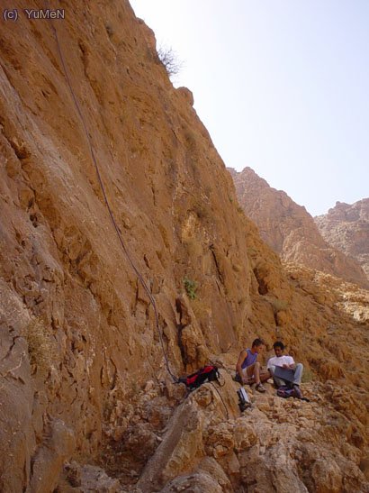 Marsi con Hassan ( escalador de la zona) contrastando las reseñas