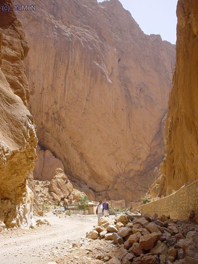 Marsi y Hassan en medio de las Gargantas del Todra
