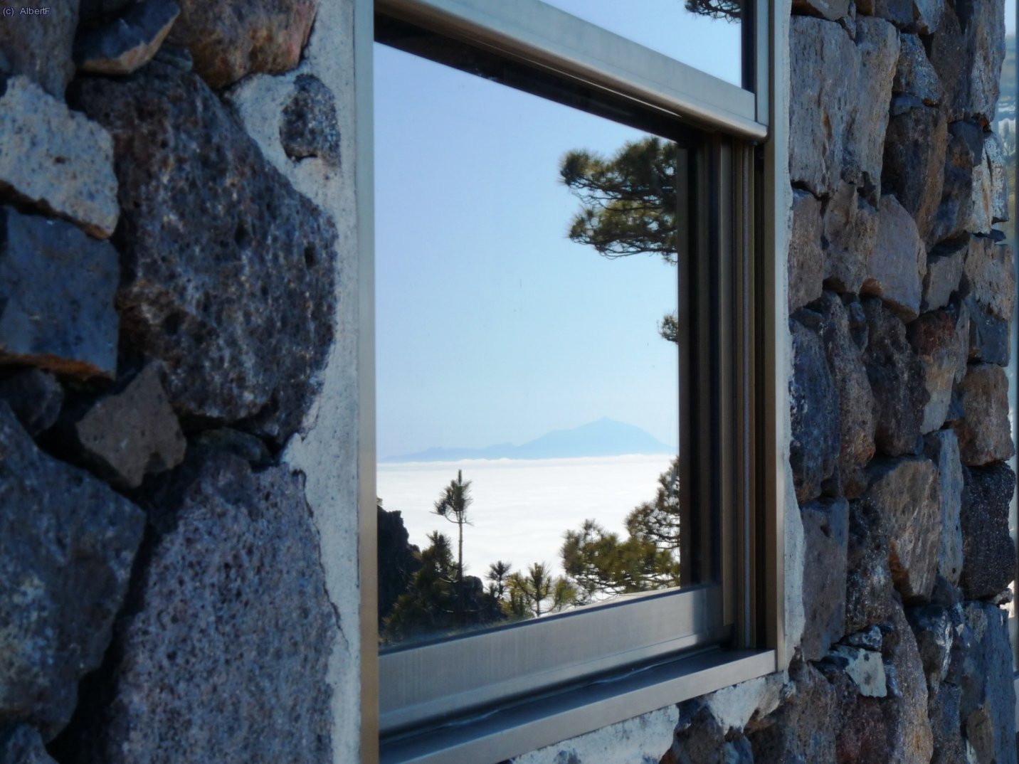 El Teide es reflexa en la finestra del ref. de Punta de los Roques