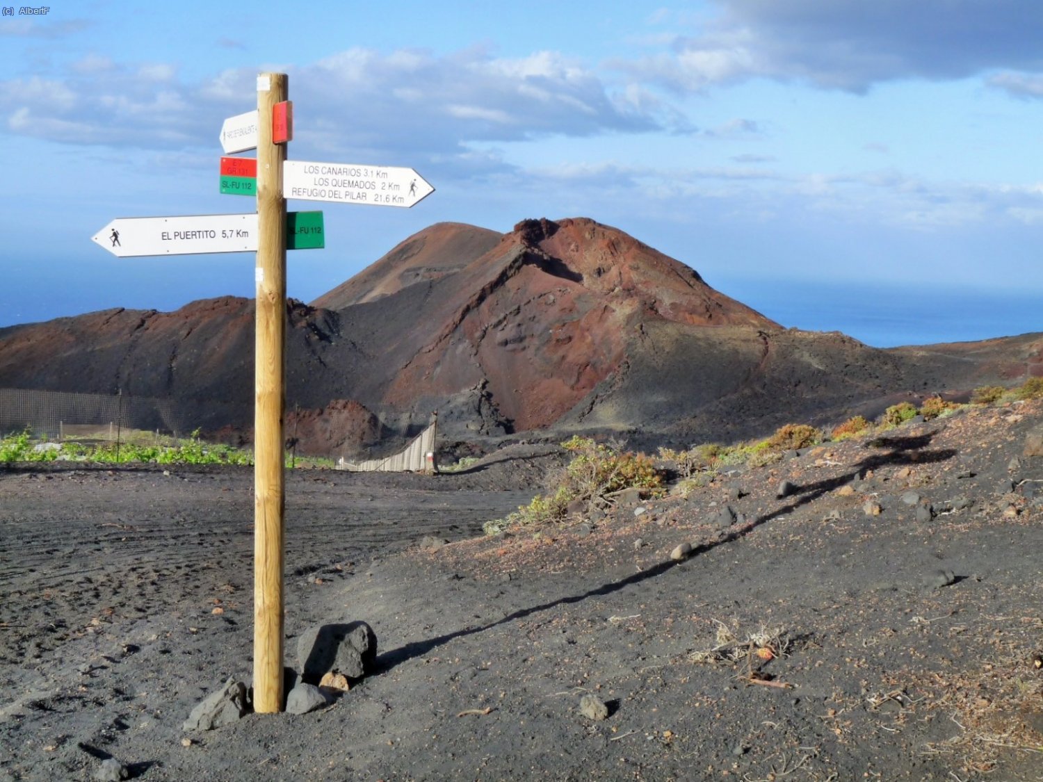 Volc&agrave; Teneguia, rera un dels m&uacute;ltiples pals senyalitzadors que es troben per tota l&acute;illa.