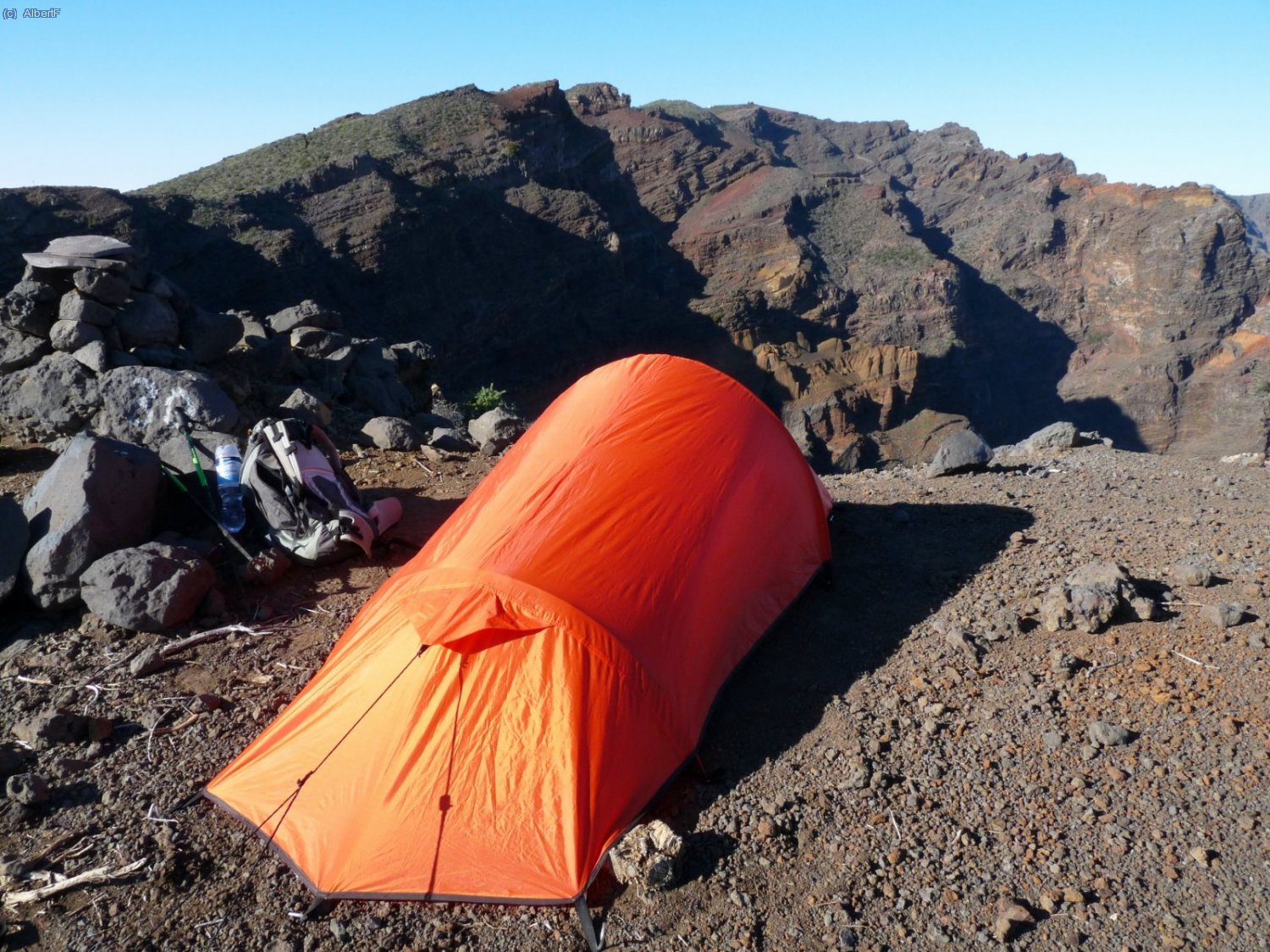plantat a l&acute;avantcim del Roque Palmero 2.300m. Al fons hi ha el Roque de los Muchachos