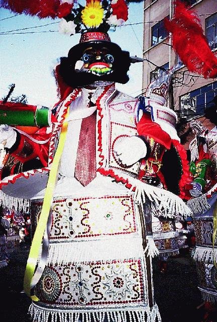 En este desfile, diferentes morenadas, diabladas, etc. lucen trabajados vestidos, a ritmo de orquesta