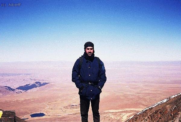 En la cima del Chacaltaya, a 5395m. El tranporte te deja a 200 metros de la cima. Al fondo, a la izquierda, se aprecia la ciudad de La Paz