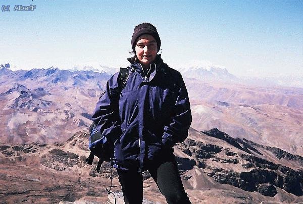 Y Olga, en la cima, con el Illimani a su izquierda (6450m), y el Mururata a su derecha (5840m)