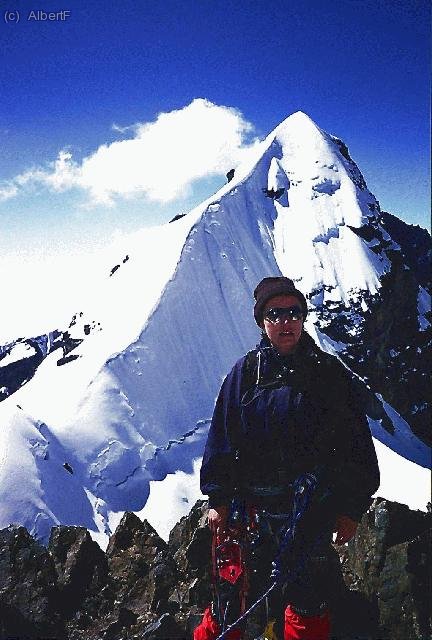 Olga, en la Cima del Tarija. Detr&aacute;s, el Peque&ntilde;o Alpamayo.
