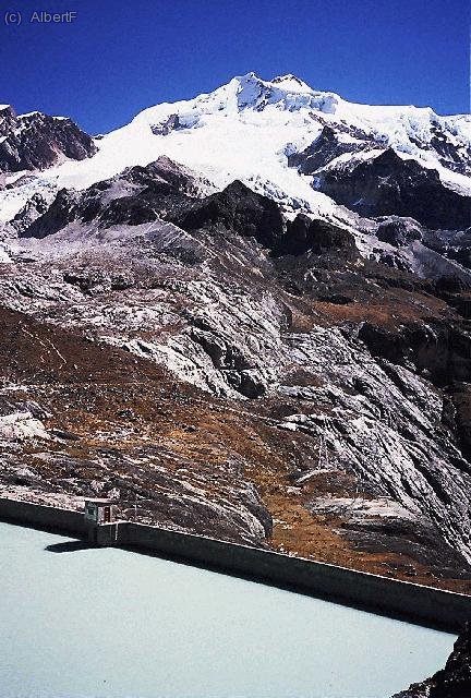 El Huayna Potos&iacute;, visto desde el refugio.