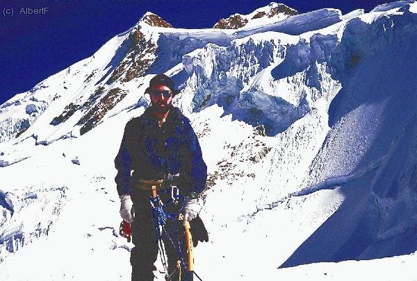 Superada la rimaya, con la pared sur del Huayna.La via de los franceses (AD+,55&ordm;), asciende por su centro