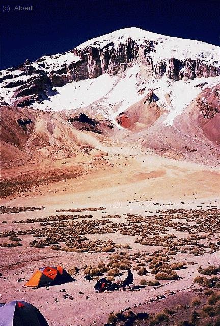 El campo base del Sajama, a 4700m. La via normal sube por la izquieda.
