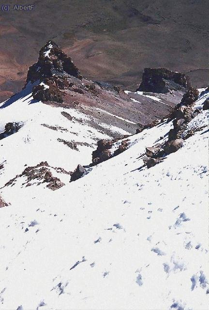 En la pala, a unos 6000m. Al fondo, izquierda, el campo alto.
