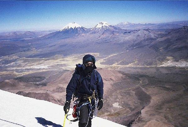 Subiendo las ultimas rampas, con el Parinacota y el Pomerata al fondo