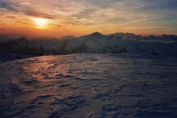 Puesto de sol sobre el glaciar de Llardana