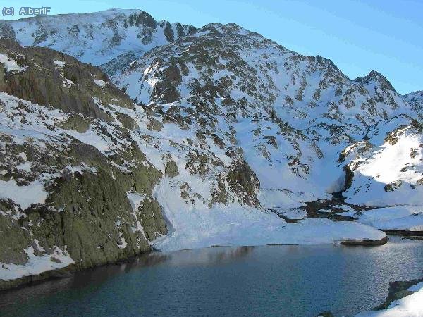 Qui deuria pintar de blanc un refugi d&acute;alta muntanya?