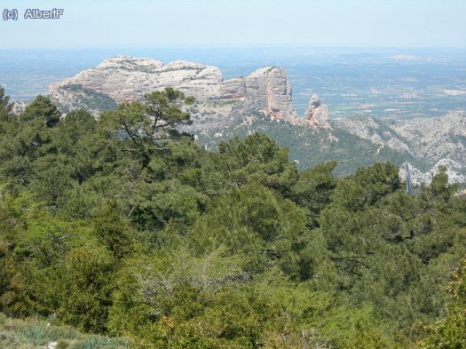 Les Roques de Benet, vistes des dels Ginjolers, prop del coll del Camp
