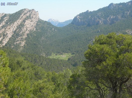 Pujant el coll de Xert&oacute;, direcci&oacute; al riu de les Valls, i les Roques de Benet, al fons