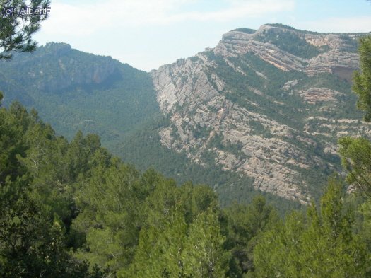 El coll de Pelele, amb el Penyagalera, a la dreta