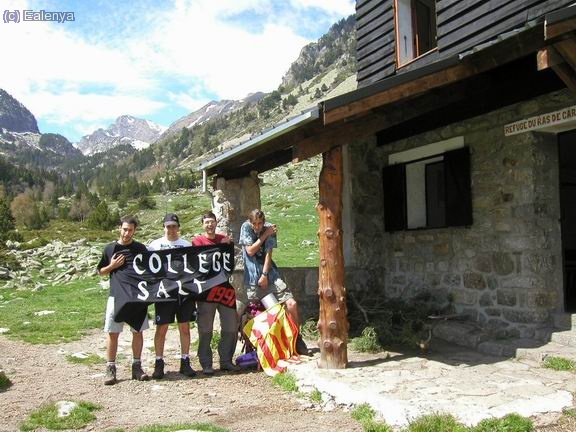 Foto de grup amb el Pic de l&acute;Infern al fons