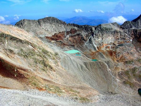 l&acute;ibon blanco amb els picos de crabioules al fons