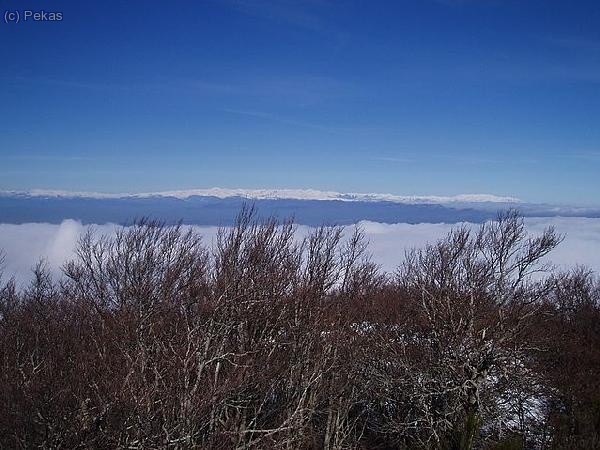 Comienza la nieve...Al fondo el Pirineo catalán.