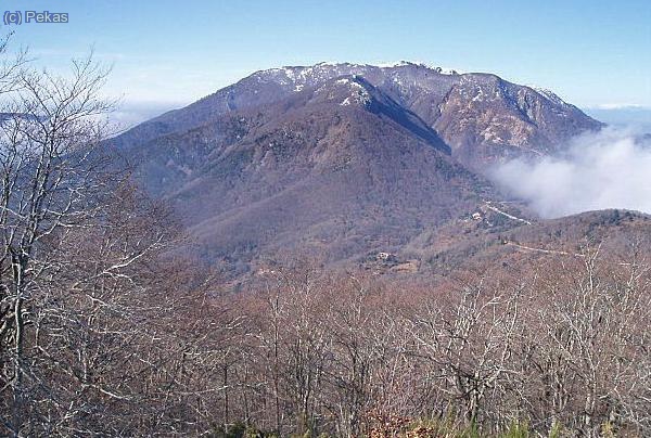 Una perspectiva del Matagalls..A la derecha ..sobre la nube baja...las "huellas" de las minas de San Marçal.