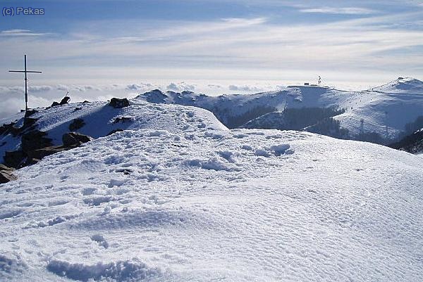 La cima de Les Agudes y al fondo el Turó del Home.