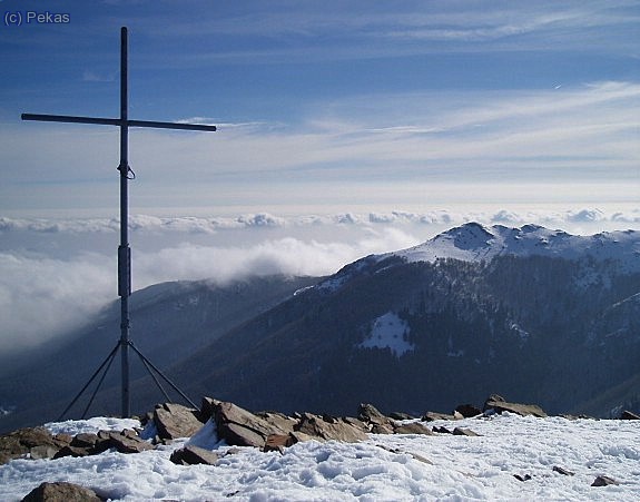 Mira que nos gusta a los humanos dejar mierda y hierros en las cimas de las montañas...  :-((((