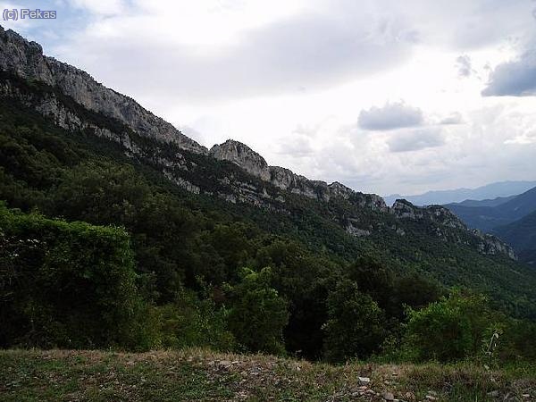 Perfil de la parte inferior de la cresta desde Talaixá... La brecha más marcada en la parte inf. derecha.. es el rápel..