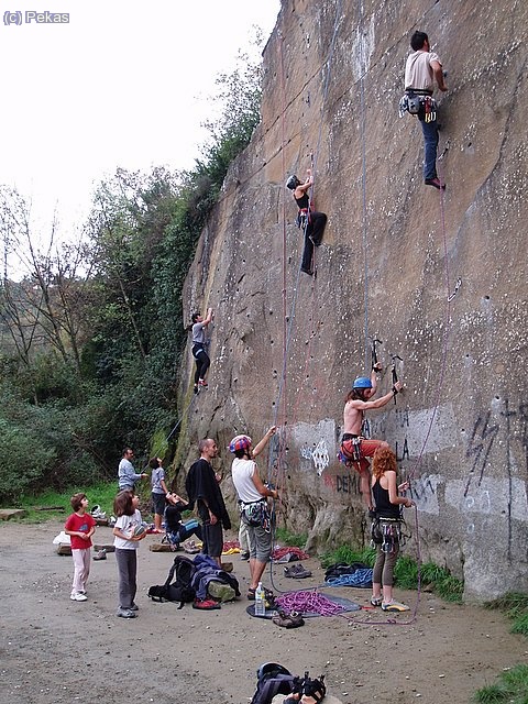 Esta casi todo el mundo...  (eramos unos 24 en total... ) Cómo curiosidad...al fondo de todo se puede ver al Fern haciendo de primero... Olé...olé...!!!