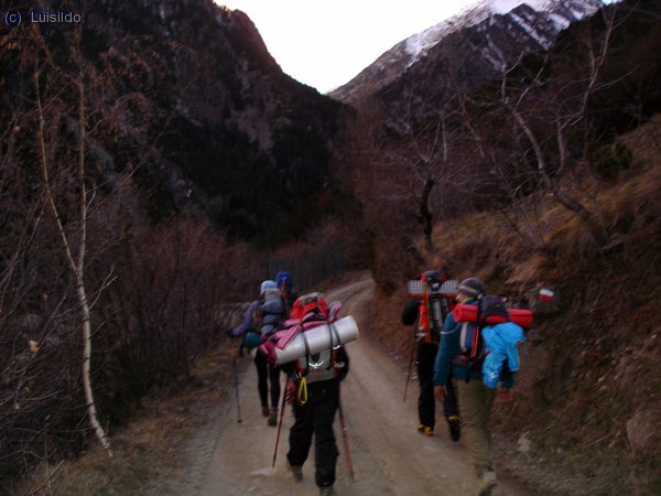 Comencem a caminar amb el sol desaparegut radera les muntanyes, en poc v&agrave;rem fer &uacute;s dels frontals.