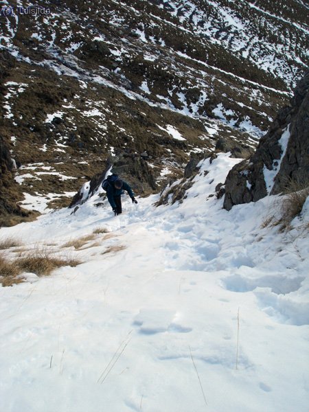En Jimiton pujant per una petita congesta de neu.