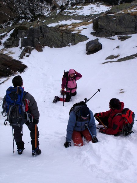 Part del grup amb la Berta rescatant el seu "picolo" enterrat a la neu la Cat, l&acute;Octane i el David descansant una micona de la baixada.